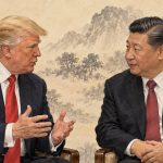 Donald Trump y Xi Jinping conversan sobre superinteligencia junto a las banderas de EEUU y China.