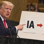 Ilustración editorial de Donald Trump junto al cambio de IA a SI para llamar superinteligencia a la tecnología