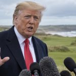 Ilustración editorial de Trump ante micrófonos de prensa en un campo de golf irlandés, al hablar de IA