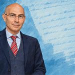 Ilustración editorial de Volker Türk sobre los derechos humanos ante la inteligencia artificial