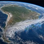 Vista satelital de Sudamérica con un frente nuboso denso para ilustrar WeatherNext 3