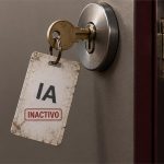 Credencial de agentes de IA marcada INACTIVO junto a una llave que permanece en una cerradura abierta