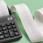 Calculadora con distintivo IA e impresión de un recibo extenso por el gasto de agentes de IA
