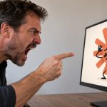 Persona gritando hacia una pantalla con el símbolo de Claude personificado y cubriéndose, en una noticia sobre Anthropic.