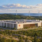 Recreación editorial de un centro de datos de Anthropic junto a turbinas eólicas en un paisaje canadiense