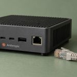 Equipo de pruebas de Anthropic con el cable de red desconectado en una fotografía editorial recreada