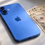 iPhone azul de Apple junto a varios billetes de diez dólares sobre una mesa