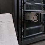 Gabinete de servidor y registros de seguridad etiquetados ARTEX, en una fotografía editorial conceptual.