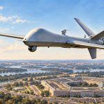Dron militar de EEUU en vuelo sobre el Pentágono, en una imagen editorial sobre AUTOWARCOM