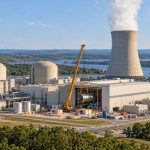 Recreación editorial de una central de energía nuclear con obras para ampliar su capacidad de generación