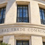 Recreación editorial de la fachada de la FTC con su inscripción Federal Trade Commission
