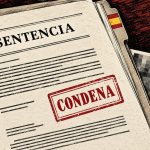 Expediente judicial español y fotografía completamente pixelada con sello IA, en una ilustración editorial.