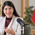 Recreación editorial de la ministra Ximena Lincolao durante una entrevista sobre el acceso a cómputo para IA en Chile