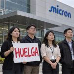Recreación editorial de dirigentes en huelga ante una planta de Micron en Taiwán