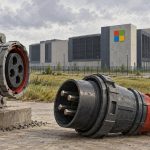 Edificio de centro de datos identificado con el logo de Microsoft junto a una conexión eléctrica desconectada