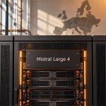Centro de datos europeo con la identificación de Mistral Large 4 junto a sus servidores