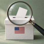 Ilustración editorial de OpenAI con una urna electoral de EEUU bajo una lupa de vigilancia