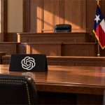 Emblema de OpenAI en una sala judicial con la bandera de Texas junto al estrado