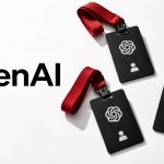 OpenAI junto a tres credenciales laborales sin nombres sobre una superficie blanca