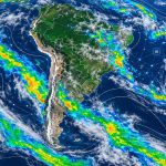 Mapa editorial de pronósticos meteorológicos sobre Sudamérica con bandas de lluvia, isobaras y una trama de análisis con IA