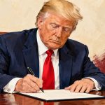 Ilustración editorial de Donald Trump firmando un documento sobre el rebautismo de IA como superinteligencia