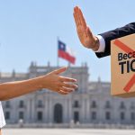 Yo elijo mi PC: ilustración de una escolar ante la negativa a entregar una caja de Becas TIC frente a La Moneda